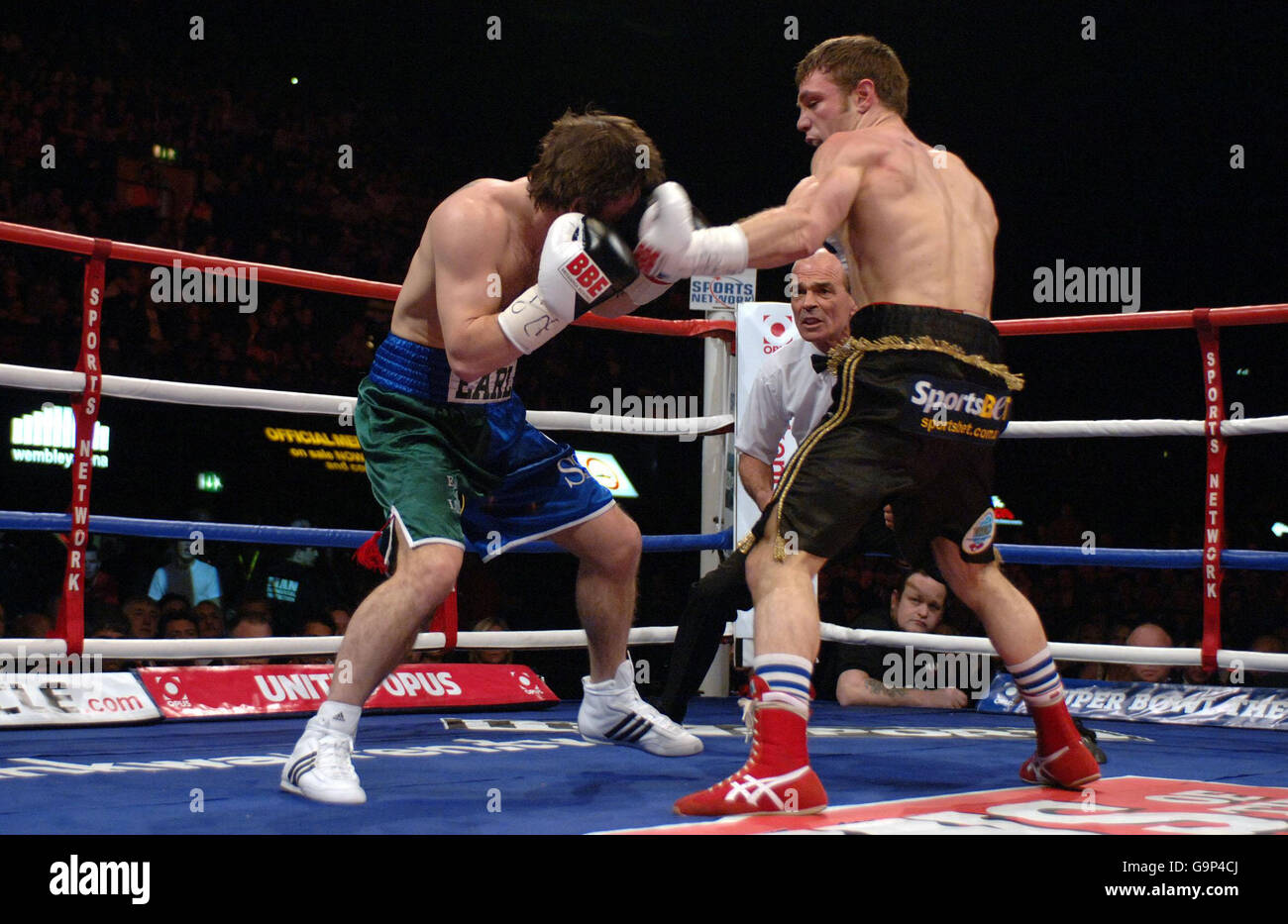 Michael Katsidis, en Australie, frappe Graham Earl (à gauche) de Luton pendant le combat provisoire du titre de champion du monde léger WBO à la Wembley Arena, Londres. Banque D'Images