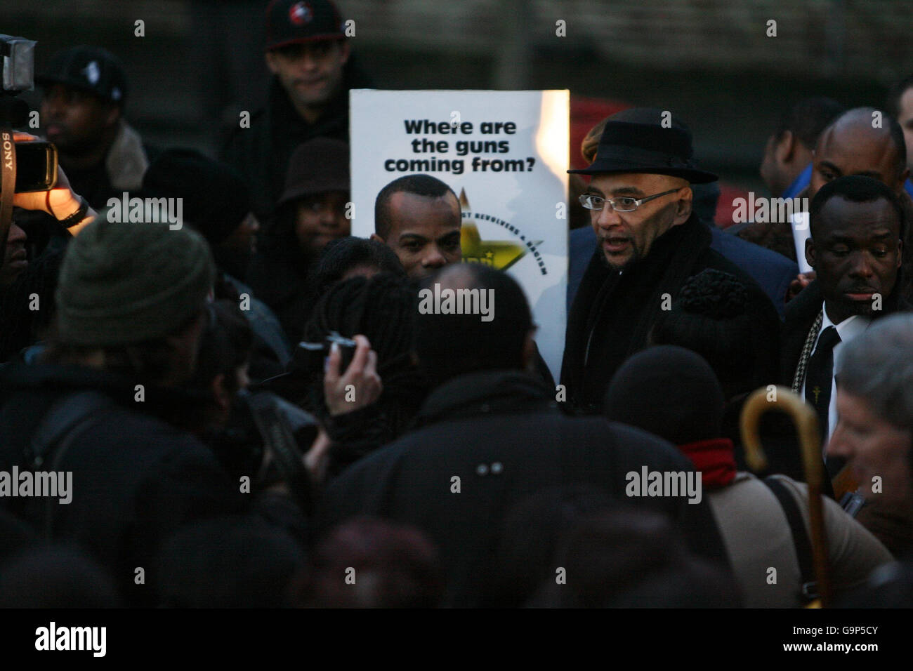 Lee Jasper, directeur des équicités et services de police de la Greater London Authority (au centre à droite), prend la parole avant une marche de Peckham Square à Peckham, au sud-est de Londres, à Windrush Square à Brixton, au sud de Londres. Banque D'Images