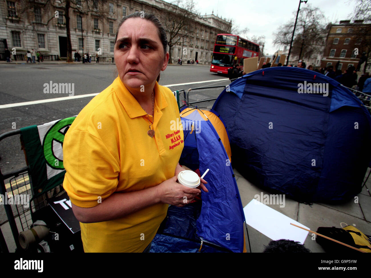Rose Gentle, dont le fils de 19 ans Gordon - un Fusilier royal des Highlands de Glasgow - a été tué par une bombe à Bassorah en juin 2004, dans des camps situés à l'extérieur du 10 Downing Street dans le centre de Londres, dans une manifestation demandant que des troupes soient retirées d'Irak. Banque D'Images