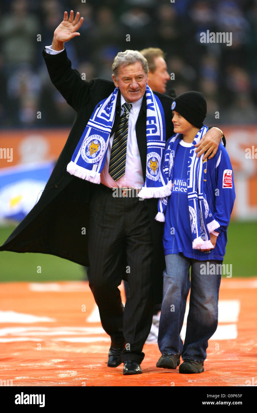 New Leicester City propriétaire Milan Mandaric et son petit-fils marche Pour accueillir la foule du stade Walkers Banque D'Images