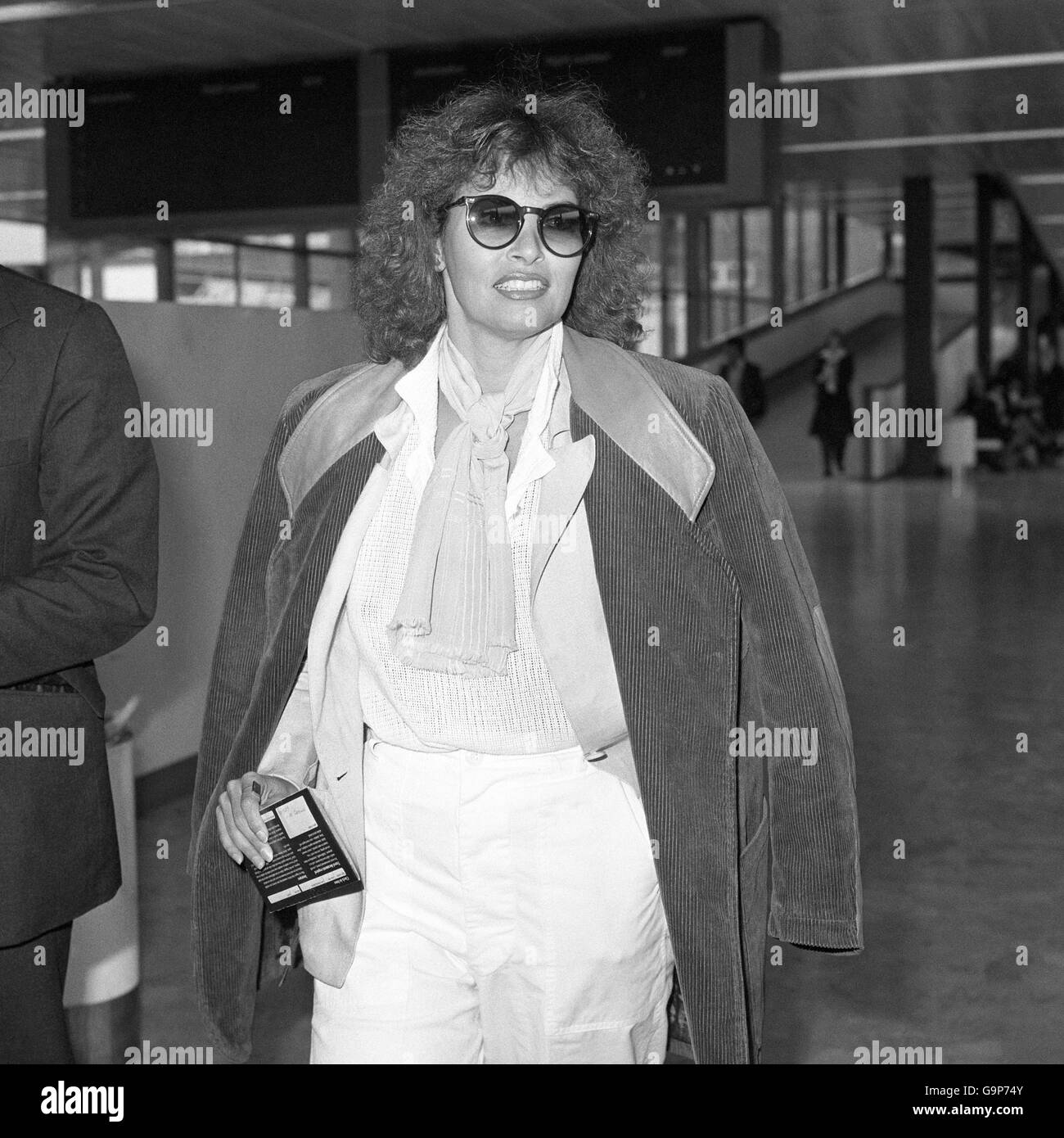 L'actrice Raquel Welch qui a été à Londres pour rejoindre Kermit, Fozzie et le gang pour une apparition sur le Muppet Show, à l'aéroport d'Heathrow avant de prendre l'avion pour Paris Banque D'Images