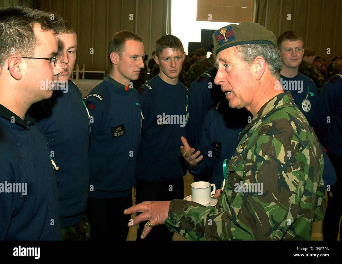 Le prince de Galles, en uniforme colonel en chef des gardes gallois, s'adresse aux membres de l'équipe des gardes d'fer de l'usine de fabrication de métaux Banja Luka en Bosnie. Banque D'Images