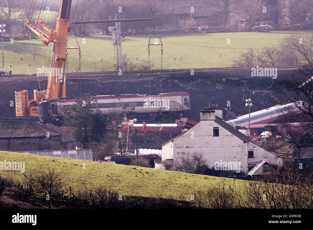 La scène de l'accident de train Virgin survenu la semaine dernière près de Greyrigg, en Cumbria, où l'opération minutieuse de réouverture complète de la ligne principale de la côte ouest se poursuivra aujourd'hui, alors que les ingénieurs délègueront les neuf wagons. Banque D'Images