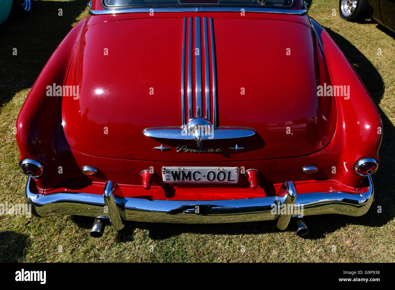 Pontiac rouge classic cruiser hot rod voiture sous ciel bleu clair avec de belles chrome Banque D'Images