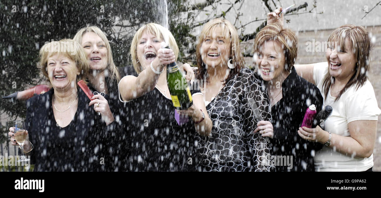 Six des sept travailleurs de salon de coiffure qui ont gagné près de 3millions dans le Lotto de mercredi dernier, (de gauche à droite) Helen Purves, Natalie McDonald, Wendy Brown, Michelle Donald, Lorna Alexander et Megan McCann, célèbrent leur victoire dans leur salon de Glasgow. Banque D'Images