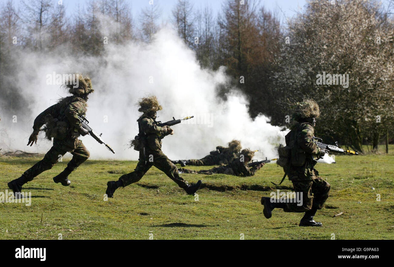 Les recrues de l'Armée de terre effectuent un exercice d'incendie et de manœuvre au Régiment d'instruction de l'Armée près de Winchester après la publication du rapport de suivi de l'inspection de l'apprentissage des adultes sur l'obligation de soins et de bien-être pendant l'entraînement initial. Banque D'Images
