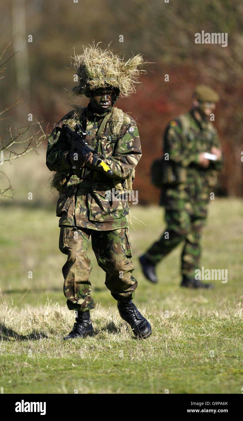 Les recrues de l'Armée de terre effectuent un exercice d'incendie et de manœuvre surveillé par des instructeurs du Régiment d'entraînement de l'Armée près de Winchester après la publication du rapport de suivi de l'inspection de l'apprentissage des adultes sur l'obligation de soins et de bien-être pendant l'entraînement initial. Banque D'Images