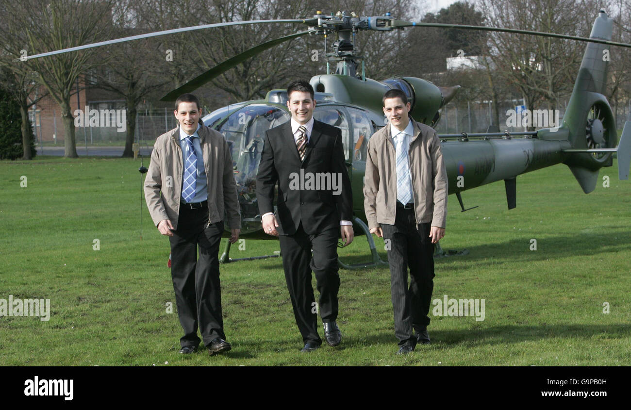 Trois frères (de gauche à droite) Callum, 17 ans, Liam, 20 ans, et d'autres jumeaux Scott Macaulay, 17 ans, qui se joignent au 2e Régiment du corps d'armée de l'air posent pour des photos par un hélicoptère Gazelle le premier jour de leur vie dans l'armée à Aldershot, Hampshire. Banque D'Images