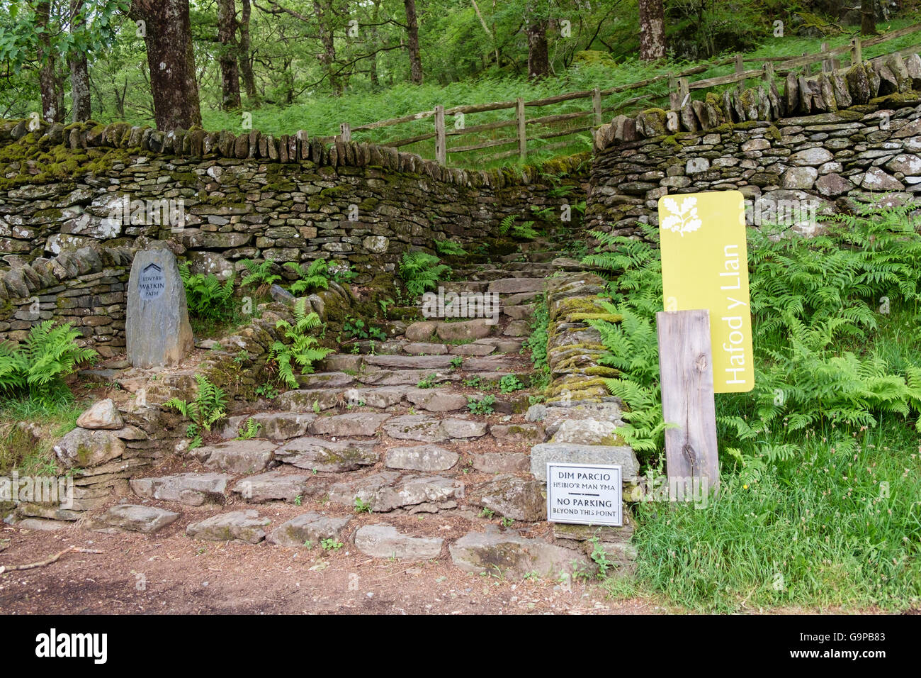 Signes par des marches en pierre au début de Watkin chemin à travers woodland à Mt Snowdon. Hafod y Llançà, Nant Gwynant, Galles, Royaume-Uni Banque D'Images