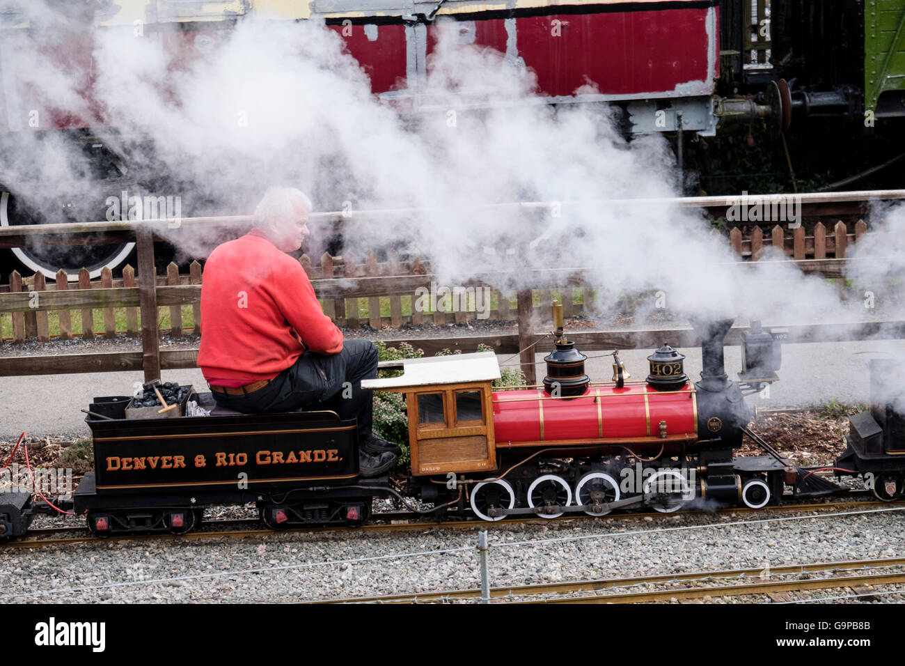 La conduite de l'homme de fer miniature moteur train à vapeur dans la vallée de Conwy Railway Museum. Betws-Y-coed, au nord du Pays de Galles, Royaume-Uni, Angleterre Banque D'Images