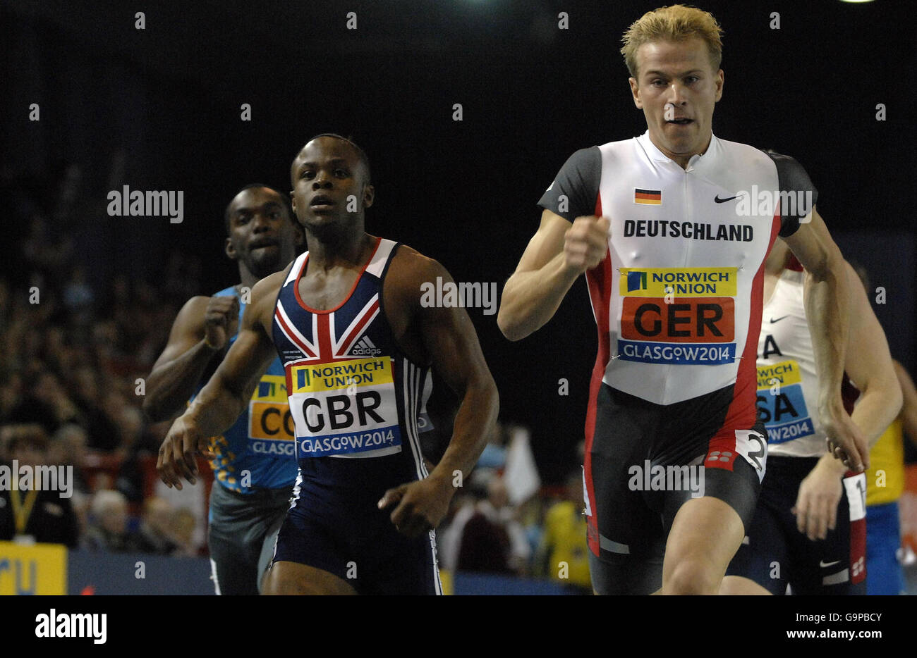 Daniel Caines, en Grande-Bretagne, occupe la deuxième place derrière le Bastian Swilllims en Allemagne dans la course de Mens 400m pendant l'Union internationale de Norwich à Kelvin Hall, Glasgow. Banque D'Images