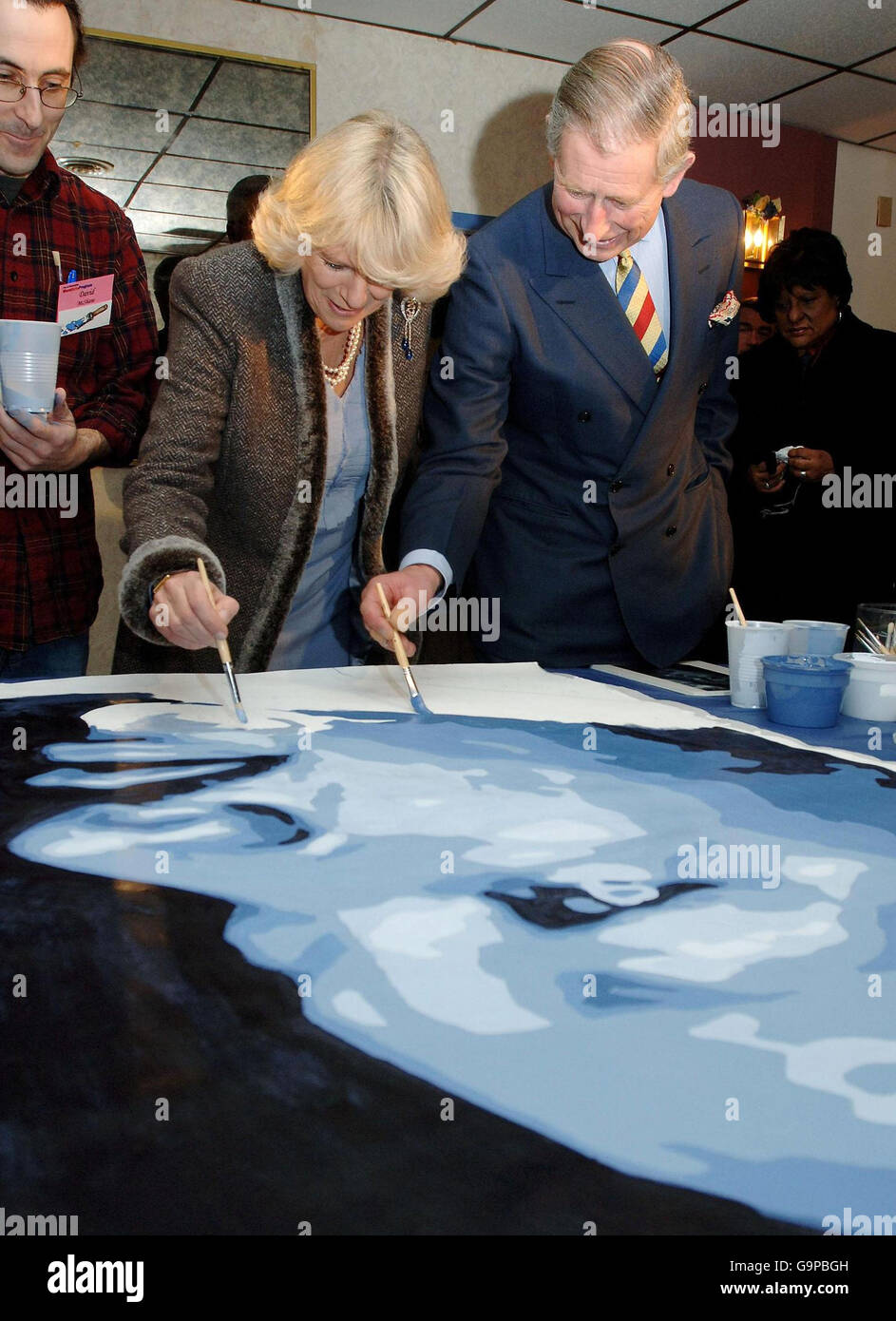 Le Prince de Galles avec sa femme la duchesse de Cornwall, aider à terminer une fresque du Dr Martin Luther King, à l'église Heavenly Hall et centre communautaire à l'ouest de Philadelphie, aux États-Unis d'Amérique, cet après-midi. Banque D'Images