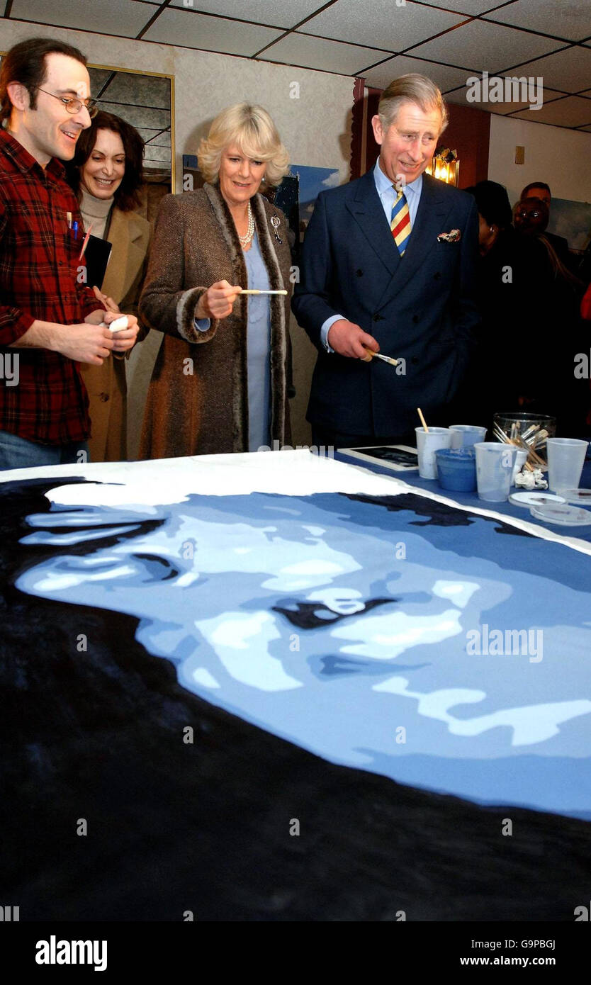 Le Prince de Galles avec sa femme la duchesse de Cornwall, admirez leur peinture après avoir aidé à terminer une fresque du Dr Martin Luther King, à l'église Heavenly Hall et au centre communautaire de West Philadelphie, aux États-Unis d'Amérique, cet après-midi. Banque D'Images