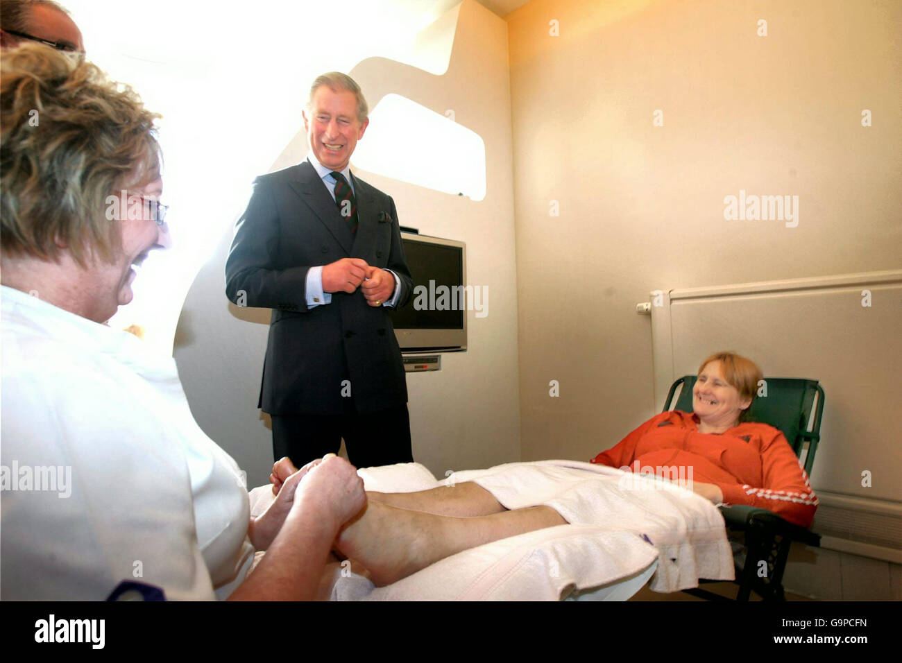 Le Prince de Galles visite les patients lors de sa visite à l'hôpital Christie de Manchester. Banque D'Images