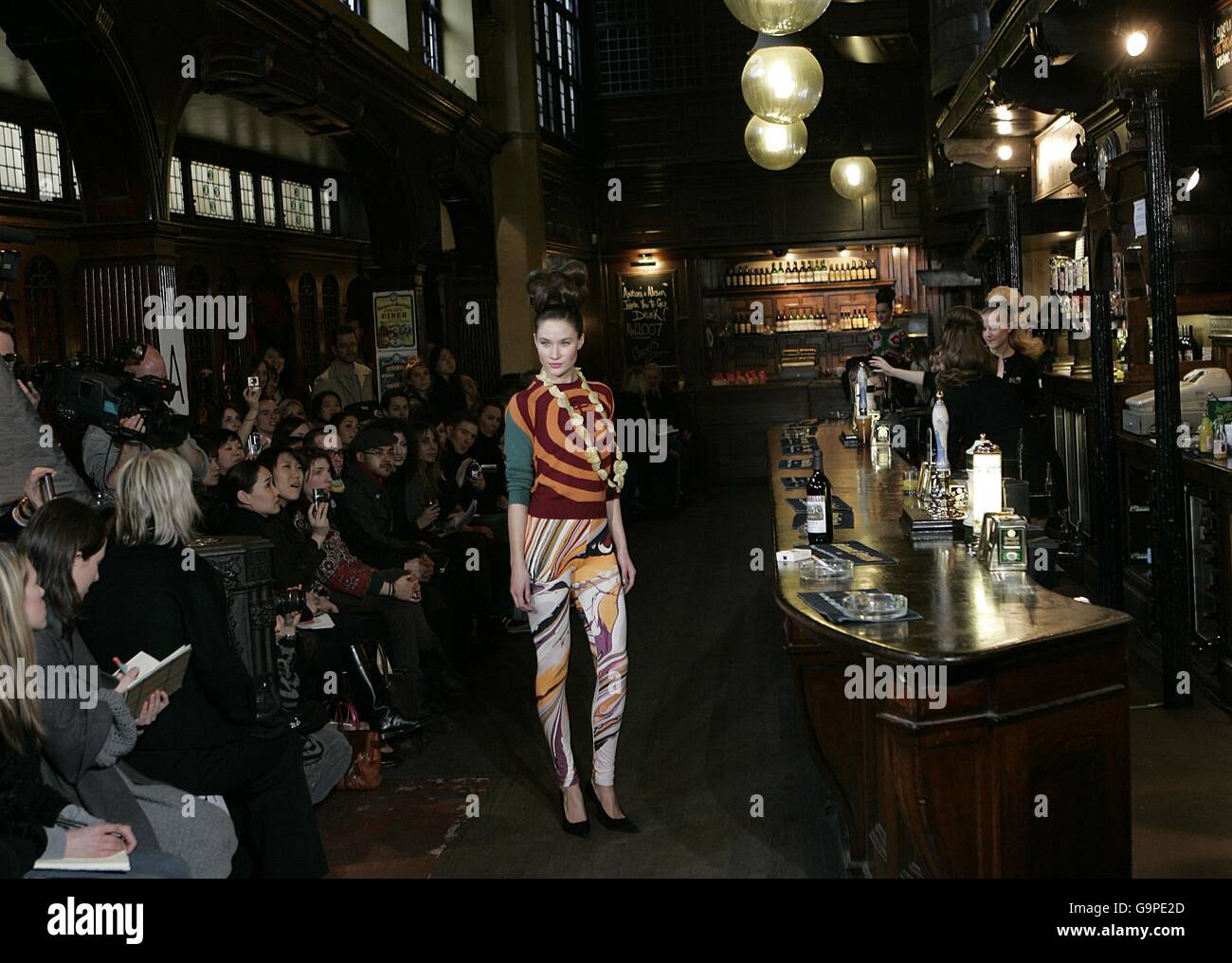 Un mannequin et un personnel de bar portant des créations d'Antoni & Alison au pub Cittie of Yorke, 22-23 High Holborn, Londres. Banque D'Images