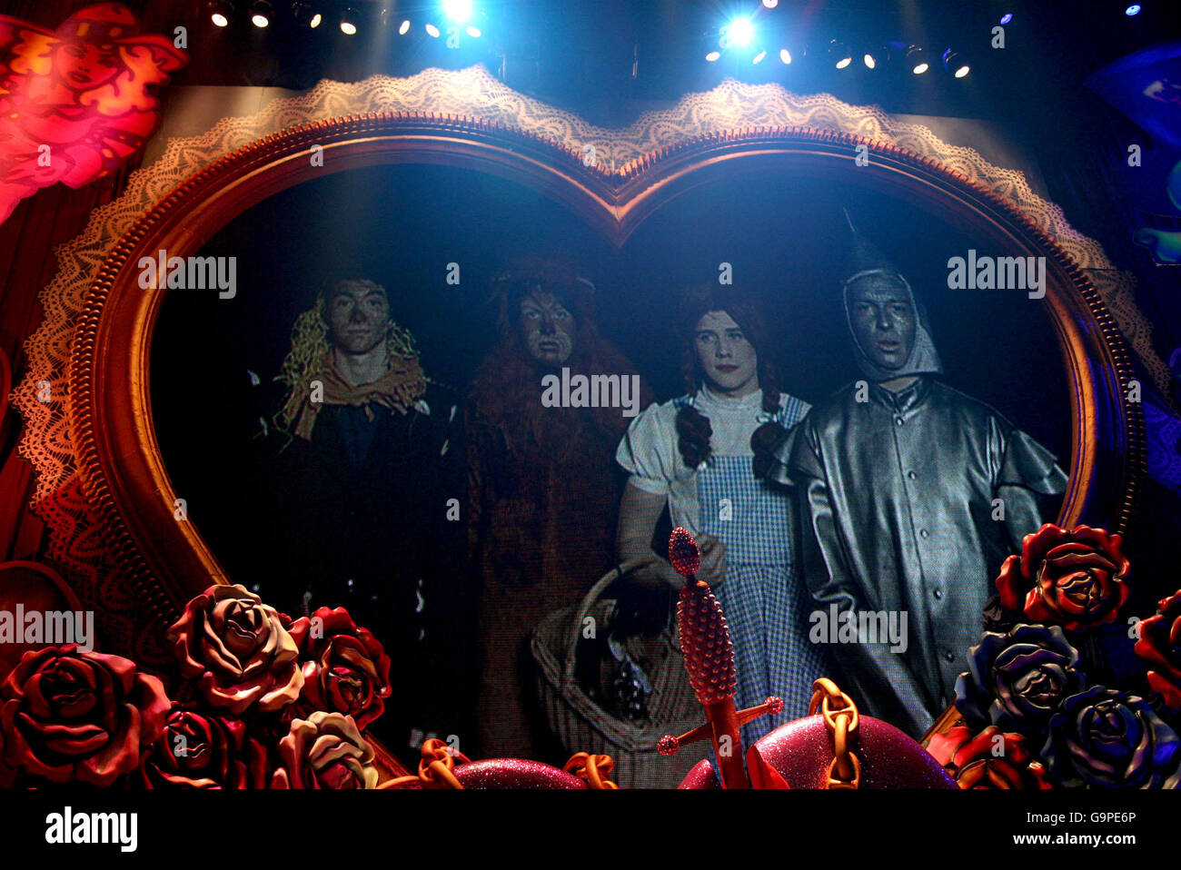 Arctic Monkeys fait un discours d'acceptation vidéo pour avoir reçu le prix du meilleur groupe britannique lors des Brit Awards 2007 au centre d'exposition Earls court dans le centre de Londres. Banque D'Images Arctic Monkeys fait un discours d'acceptation vidéo pour avoir reçu le prix du meilleur groupe britannique lors des Brit Awards 2007 au centre d'exposition Earls court dans le centre de Londres. Banque D'Images