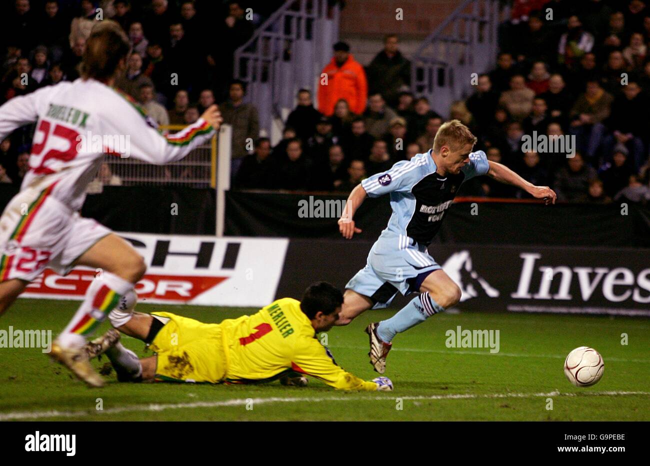 Football - coupe de l'UEFA - Round de 32 - First Leg - Zulte Waregem / Newcastle United - Stade Jules Otten.Pieter Merlier, de Zulte Waregem, s'est moqué de Damien Duff, de Newcastle United, pour lui permettre de renoncer à une pénalité. Banque D'Images