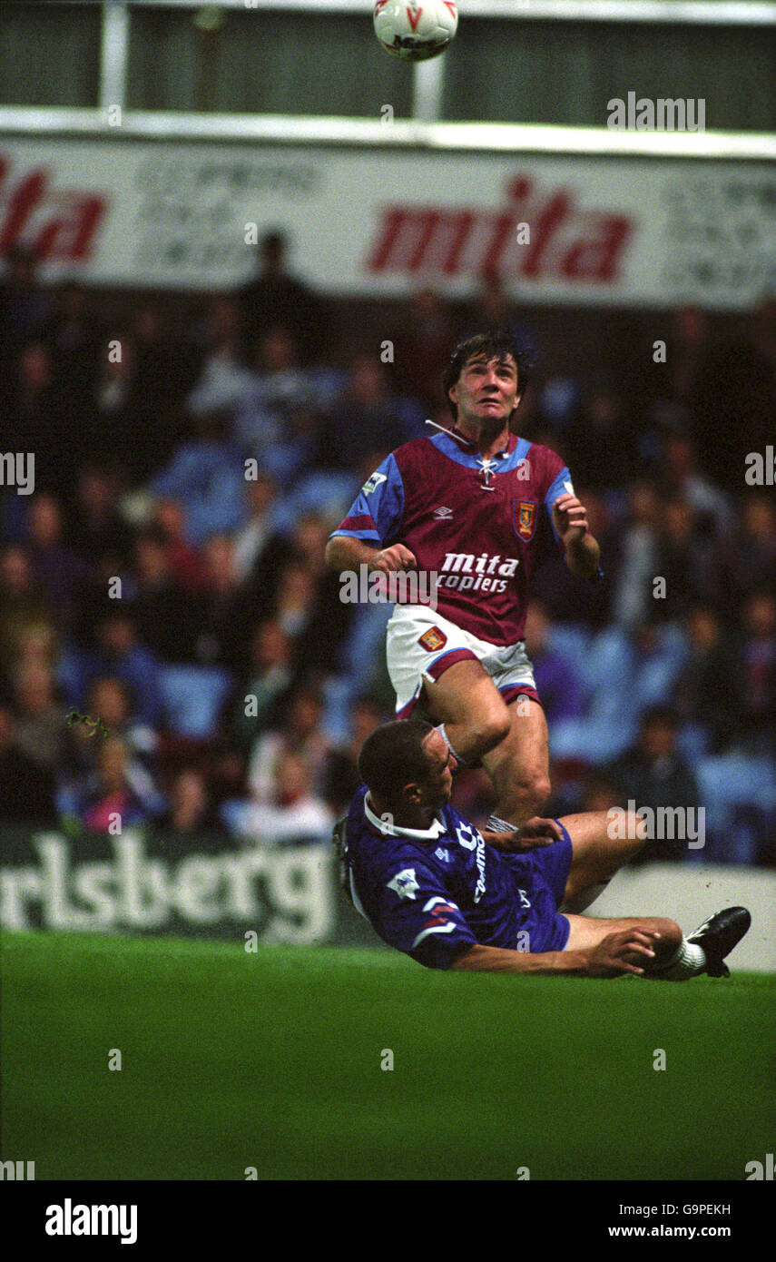VINNIE JONES, CHELSEA. RAY HOUGHTON, ASTON VILLA. VINNIE JONES, CHELSEA. RAY HOUGHTON, ASTON VILLA. Banque D'Images