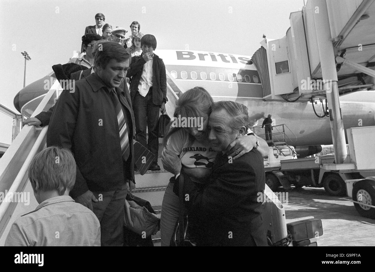 Le gouverneur des Falklands, M. Rex Hunt (à droite), accueille les habitants des îles Falkland à l'aéroport de gatwick lorsque plus de 30 sont arrivés en Grande-Bretagne à la suite de l'invasion des îles par l'Argentine. Ici, il embrasse Mme Tricia Luxton. Banque D'Images