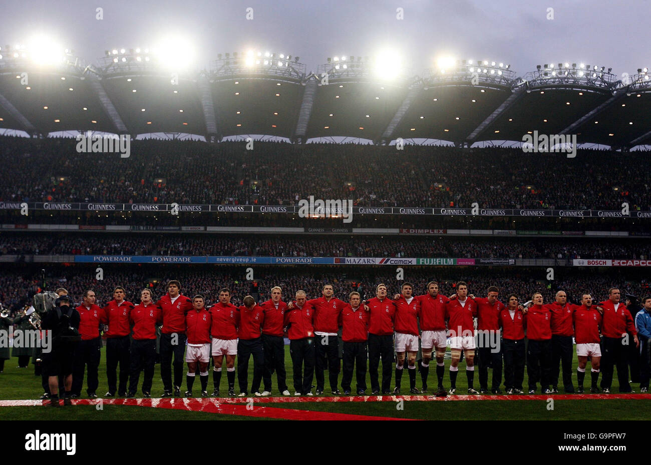 L'Angleterre chante l'hymne national avant le match des RBS 6 Nations contre l'Irlande à Croke Park, Dublin. Banque D'Images