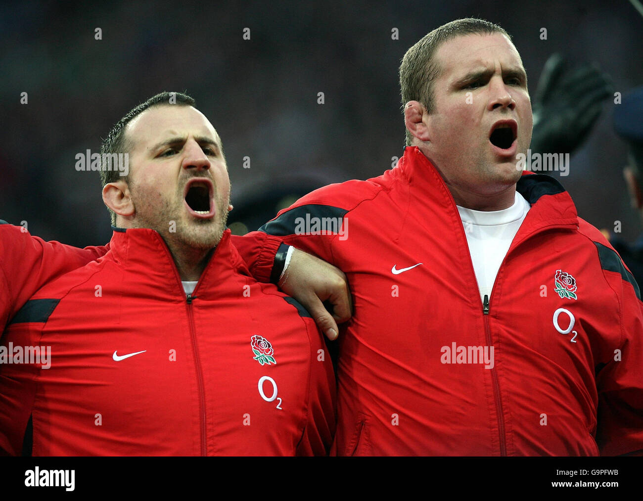 George Chuter et Phil Vickery, en Angleterre, chantent l'hymne national avant le match des RBS 6 Nations contre l'Irlande à Croke Park, Dublin. Banque D'Images