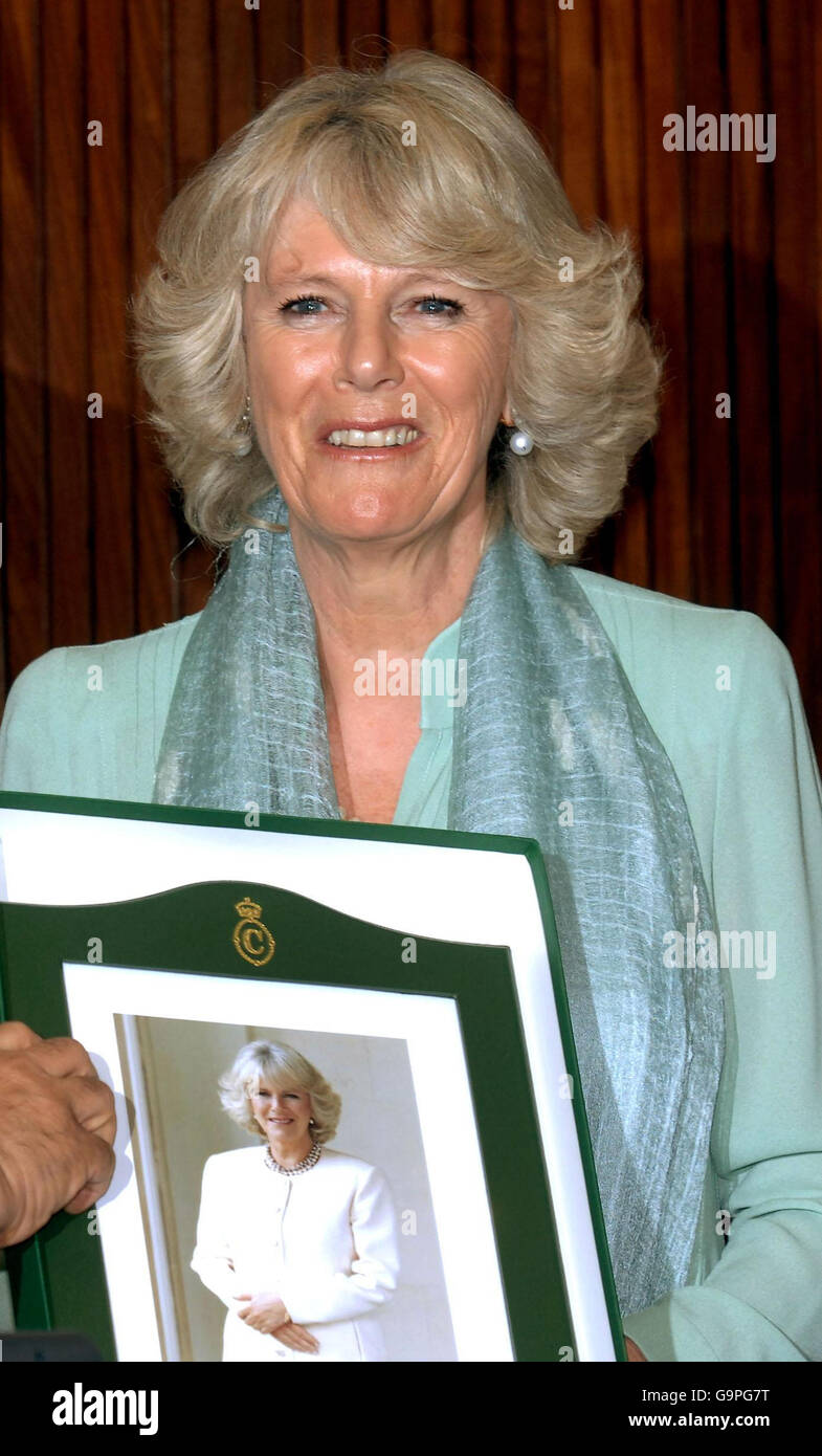 La duchesse de Cornwall tient une photo de portrait qu'elle a présentée au Parlement bahreïnien au cours d'une visite cet après-midi. Banque D'Images