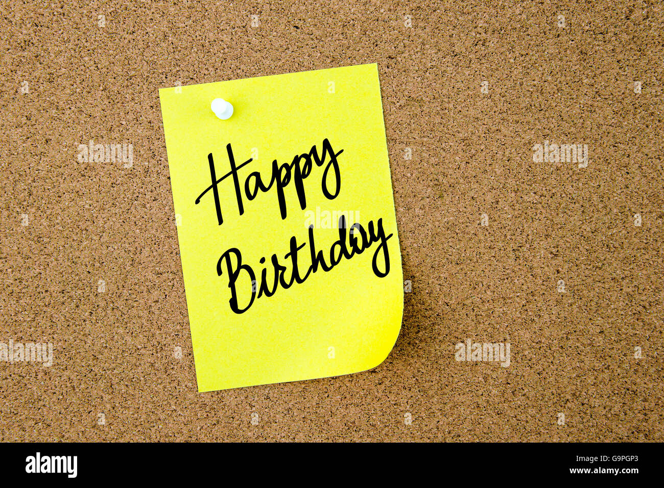 Joyeux Anniversaire Ecrit Sur Du Papier Jaune Note Epinglee Sur Le Panneau De Liege Avec Blanc Punaises Copie Espace Disponible Photo Stock Alamy