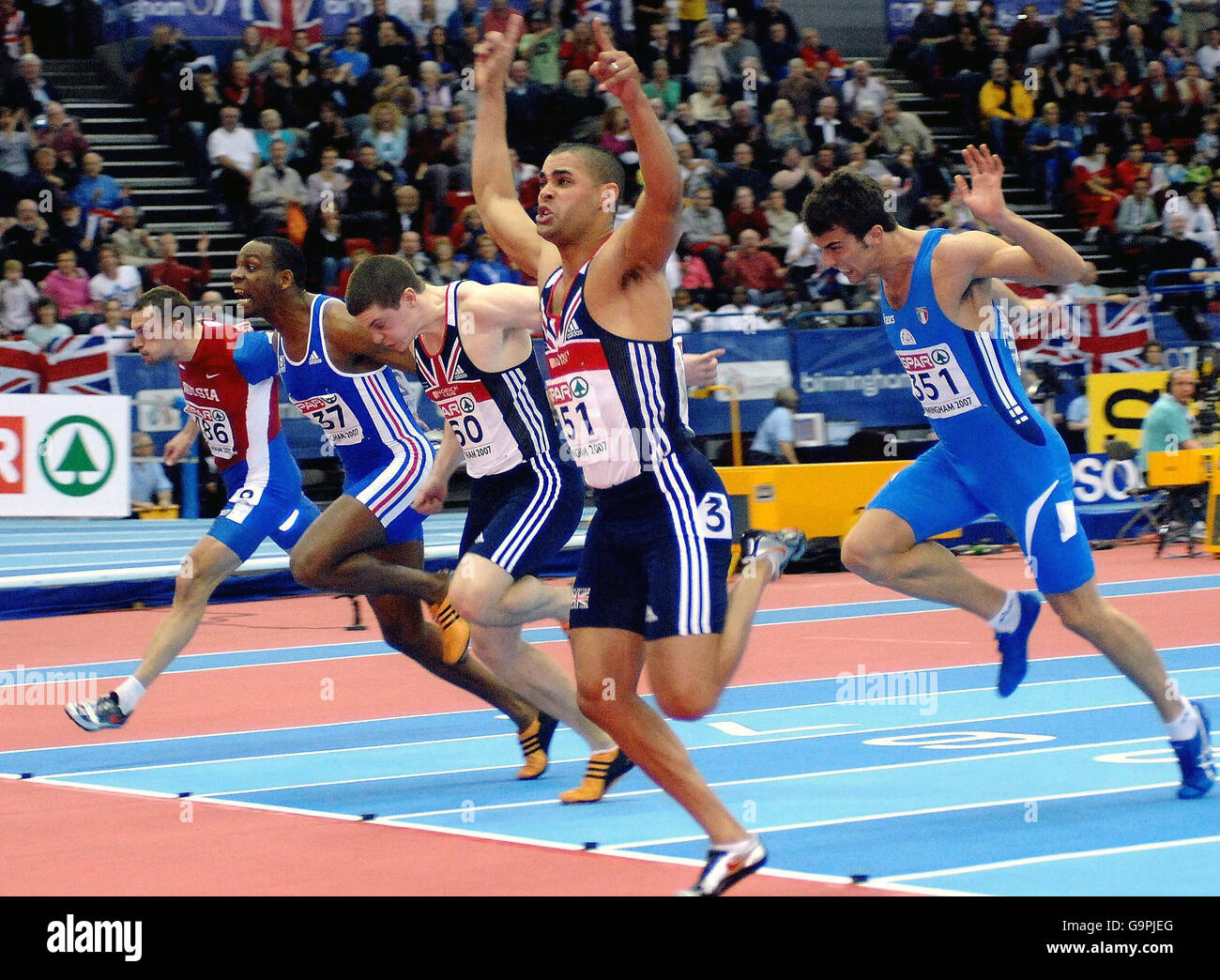 Jason Gardener, en Grande-Bretagne, remporte sa course de 60 m alors que Craig Pickering (troisième à partir de la droite) prend la deuxième place lors des championnats européens d'athlétisme en salle à la National Indoor Arena de Birmingham. Banque D'Images