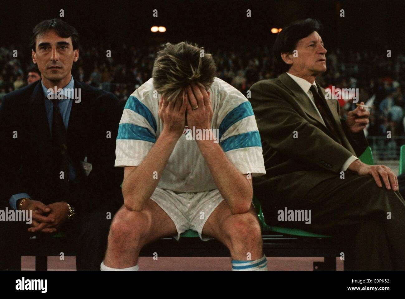 Chris d'Olympic Marseille, à cheval, sur le banc avec Raymond Goethals (r), regardant très contrarié après que leur équipe a été battue par Red Star Belgrade Banque D'Images