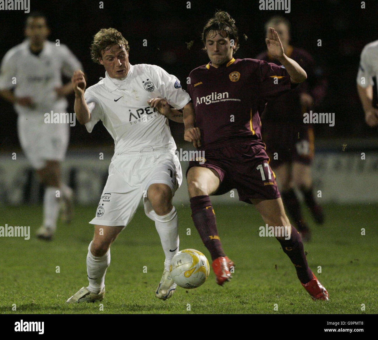 Kevin McBride de de Motherwell défie Chris Clark d'Aberdeen lors du match de la première division de la Banque d'Écosse à Fir Park, Motherwell. Banque D'Images