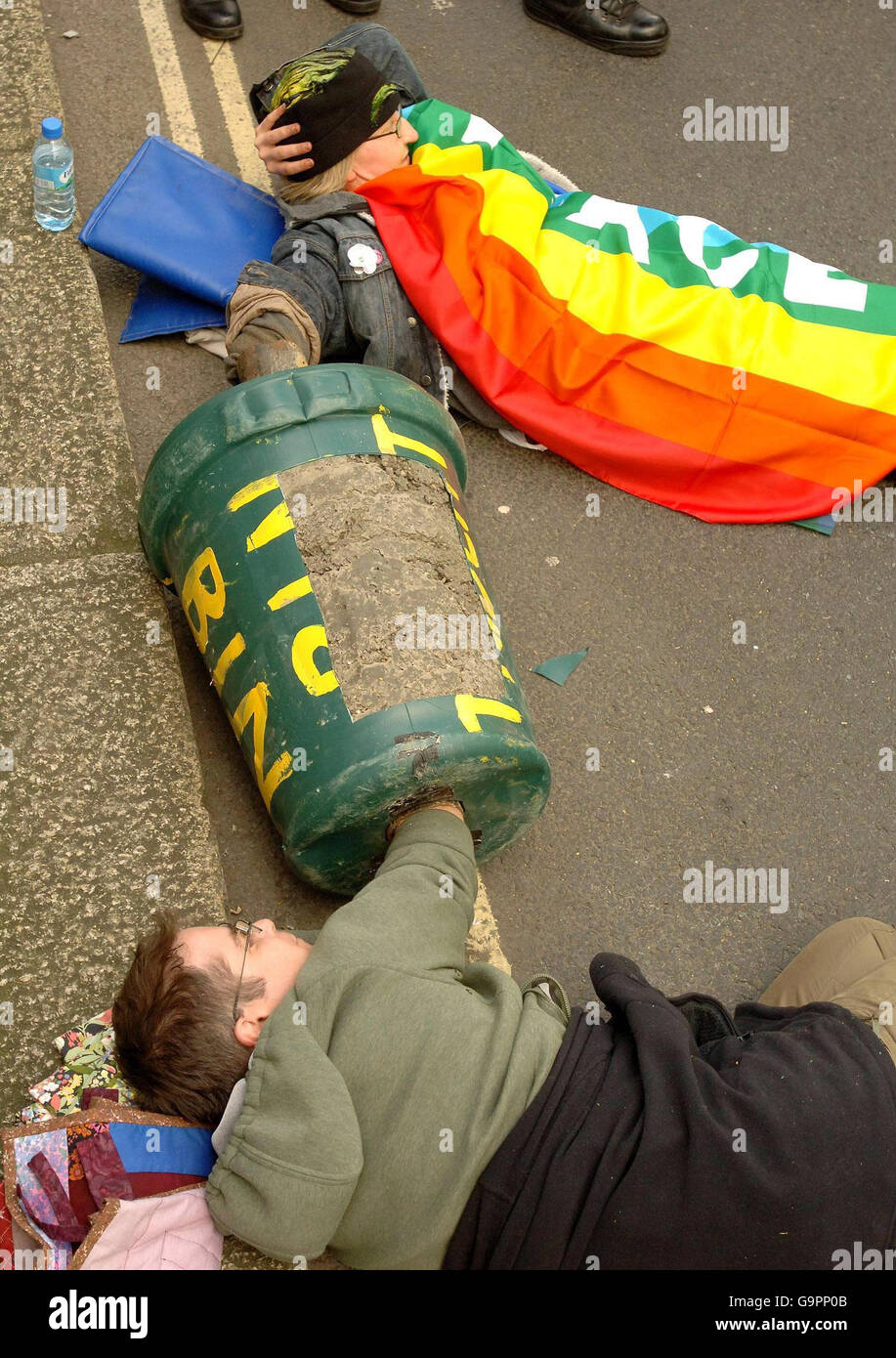 Deux femmes ont leurs bras enfermés dans une poubelle en béton sur la place du Parlement, dans le centre de Londres, lors d'une manifestation contre Trident. Banque D'Images