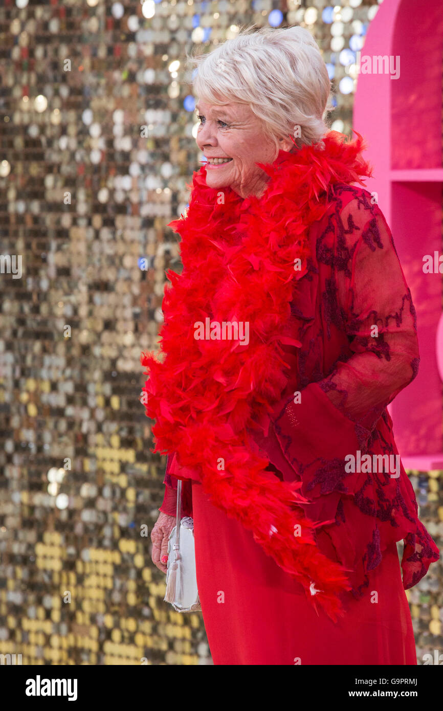 Judith Chalmers. Première mondiale de Absolument fabuleux - le film à Londres de Leicester Square. Banque D'Images