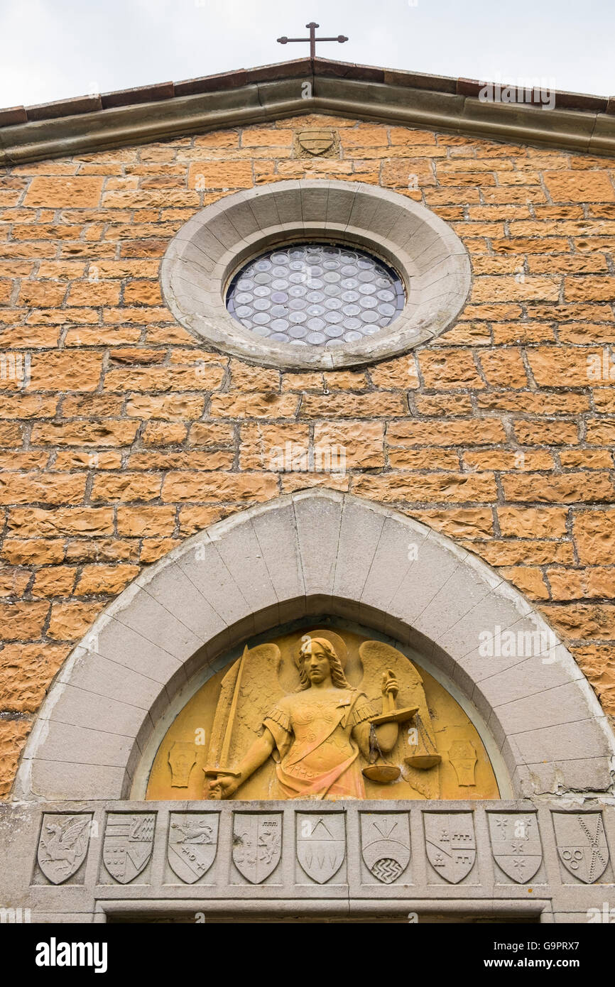 Détail de la statue de San Michelle au-dessus de la porte de l'église de San Michelle un Muscoli, près de Florence, Toscane, Italie Banque D'Images