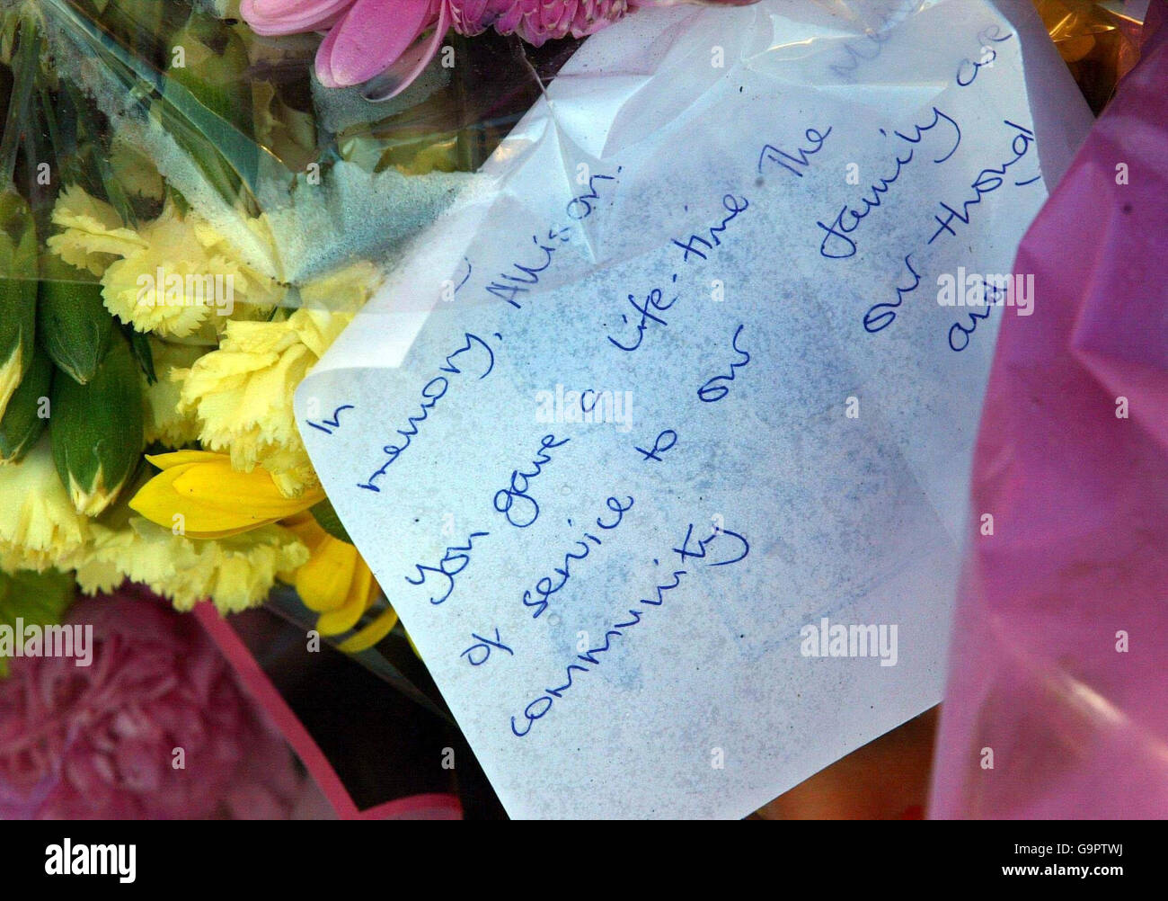 Fleurs au centre de Methven comme les funérailles de la famille Melville, William SNR, Allison et William Jnr, tués dans les accidents de la route le week-end dernier, ont lieu à l'église de Methven, dans le Perthshire. Banque D'Images