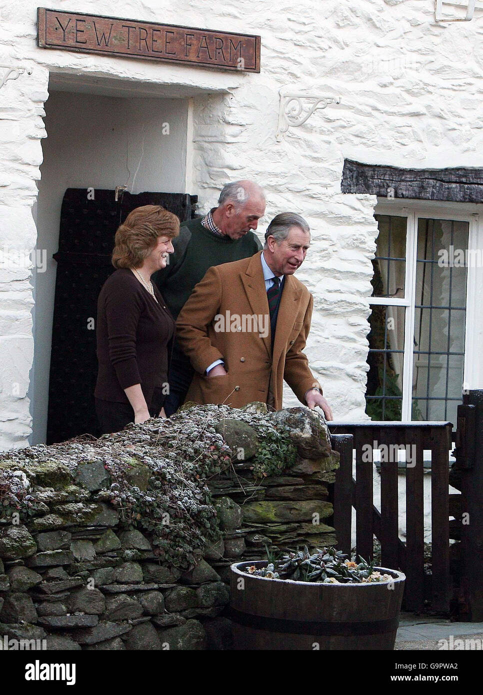 Le Prince de Galles (à droite) à l'extérieur du Yew Tree bed and breakfast à Rosthwaite, dans le Lake District, avec les propriétaires Joe et Hazel Relph, après y avoir passé la nuit pendant une visite au nord-ouest. Banque D'Images