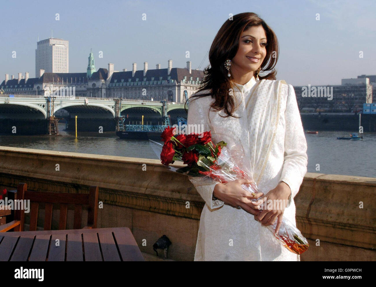 Shilpa Shetty, la célébrité du Big Brother, se trouve sur la terrasse du Parlement dans le centre de Londres. Banque D'Images