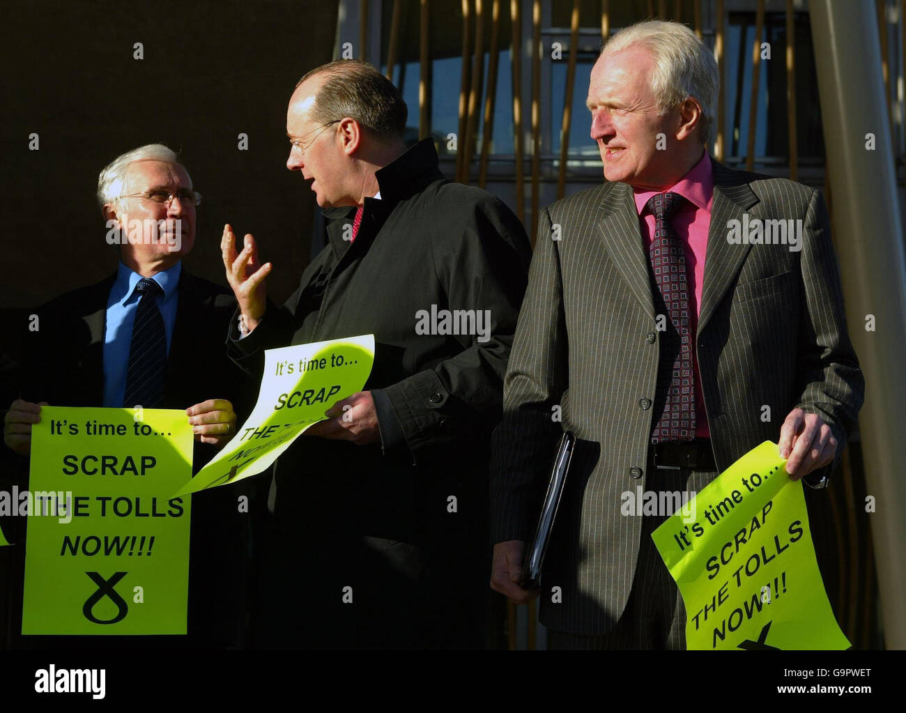 Les MSP du Parti national écossais (de gauche à droite) Andrew Welsh, John Swinney et Alisdair Morgan protestent devant le Parlement écossais d'Édimbourg pour montrer leur engagement à abolir les péages sur les ponts de Tay et de Forth Road. Banque D'Images