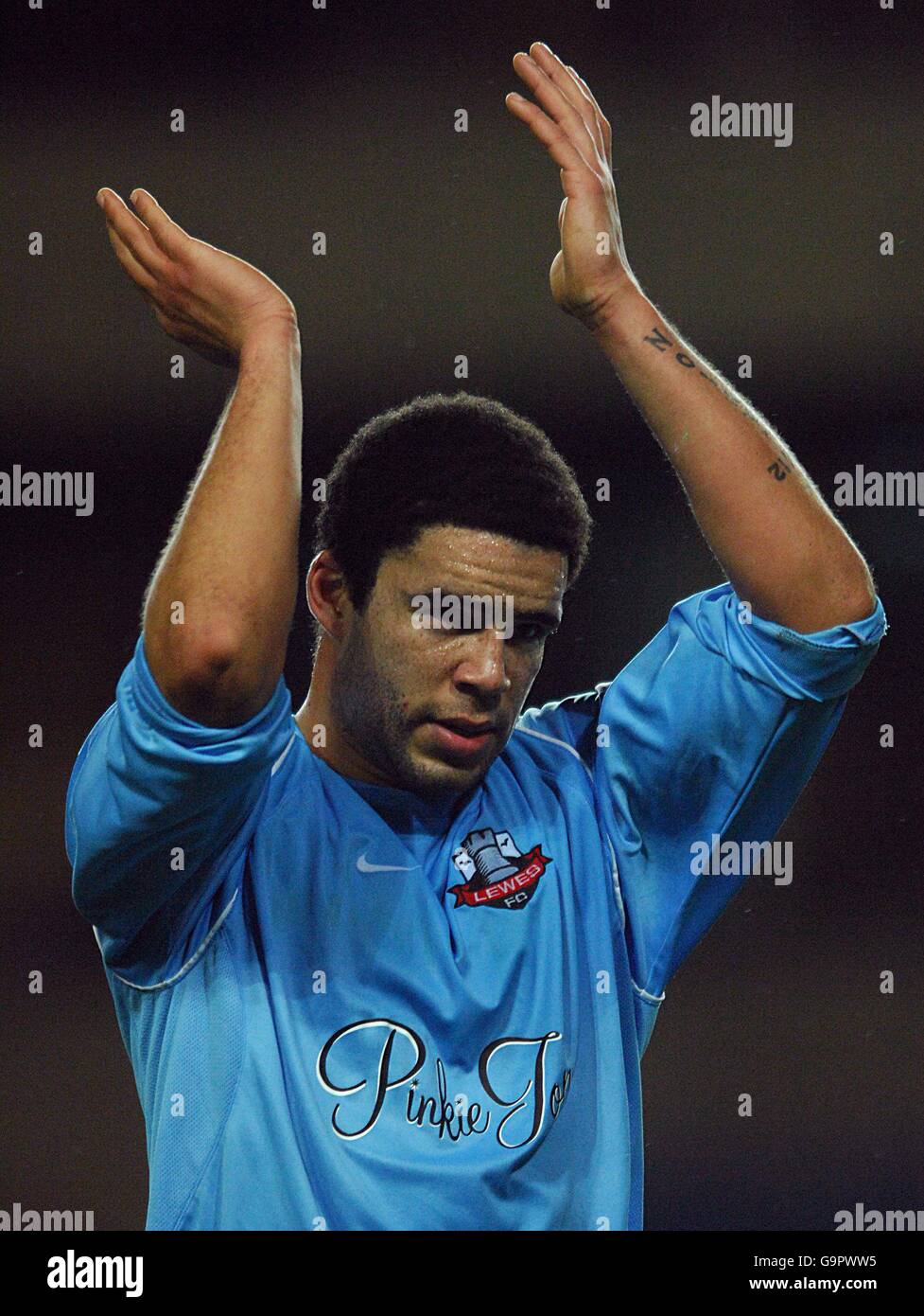 Junior Kadi, Lewes, applaudit les fans après le match Banque D'Images