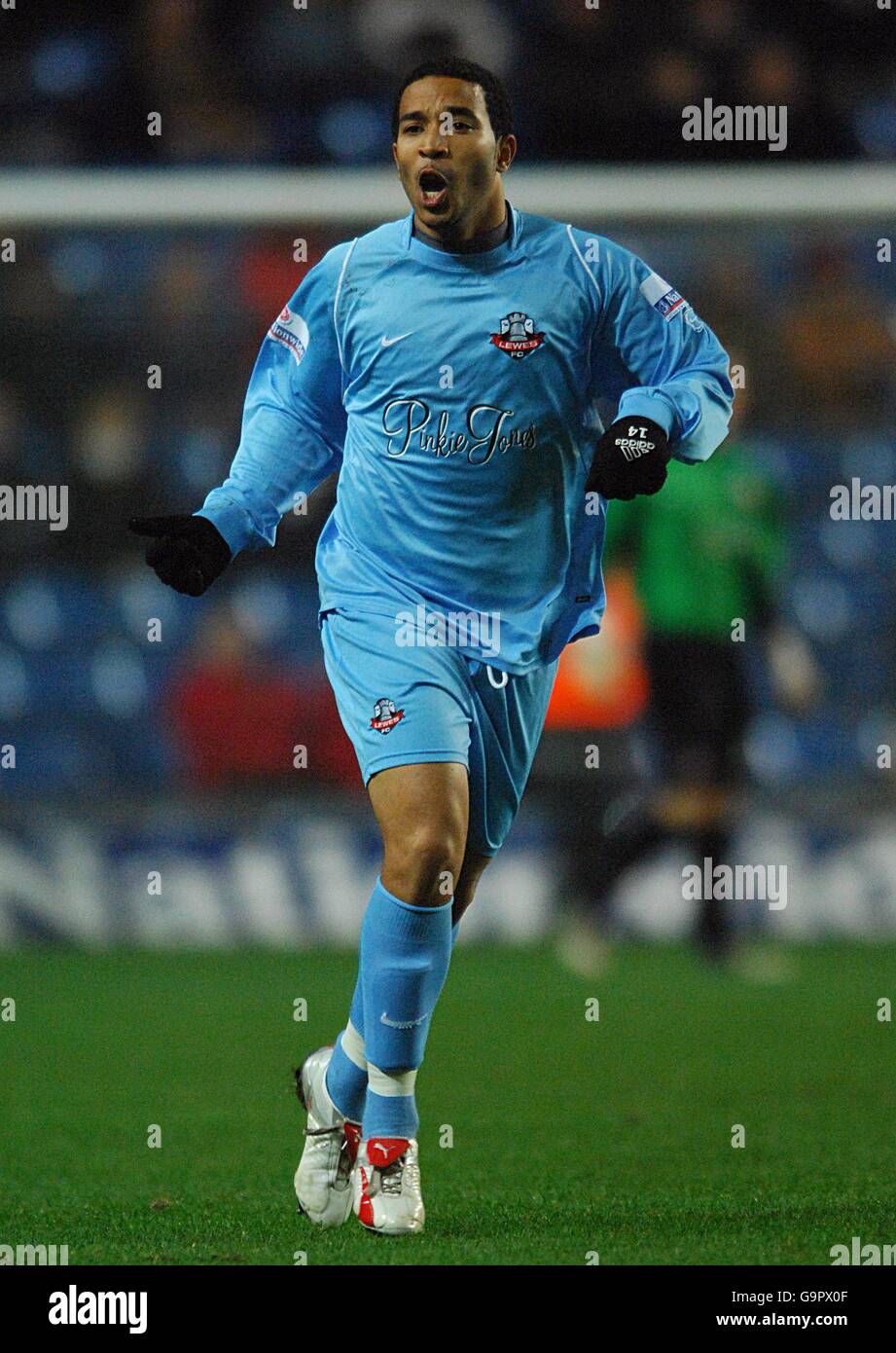 Football - le Trophée FA Carlsberg - première partie - Oxford United v Lewes - Stade Kassam. Junior Kadi, Lewes Banque D'Images