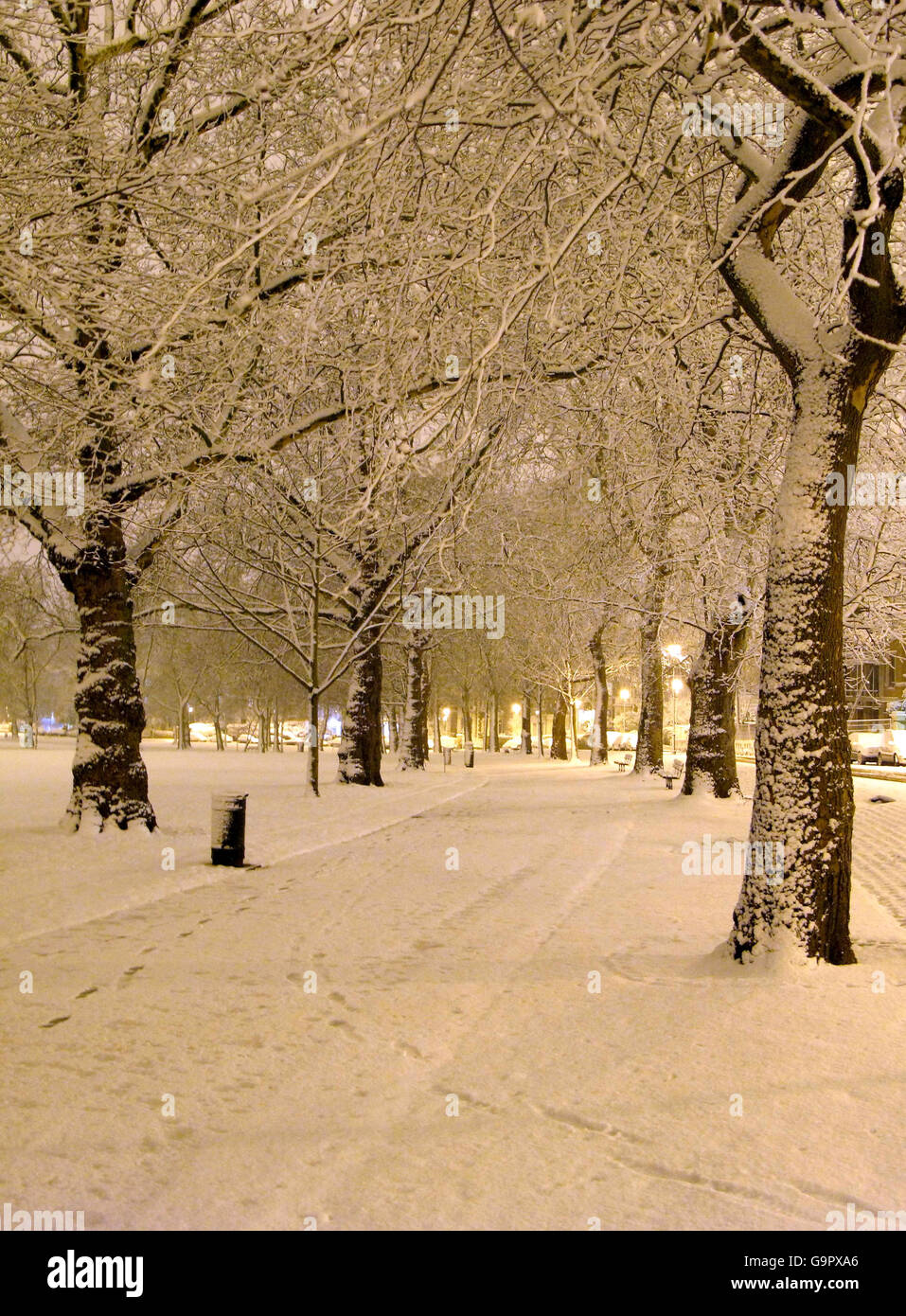 De fortes chutes de neige couvrent les champs de Highbury, dans le nord de Londres, après de fortes chutes de neige dans la capitale. Banque D'Images