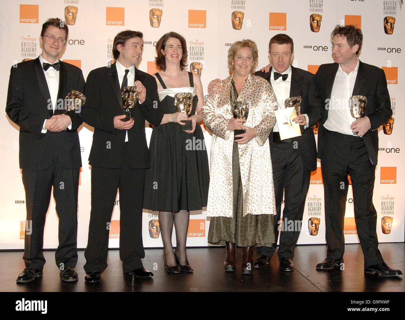 (G-D) Jeremy Brock, Charles Steel, Andrea Calderwood, Lisa Bryer, Peter Morgan et Kevin MacDonald avec le prix Alexander Korda pour le film britannique de l'année remarquable reçu aux Orange British Academy film Awards 2007 (BAFTA) à l'Opéra Royal de Covent Garden, dans le centre de Londres. Banque D'Images