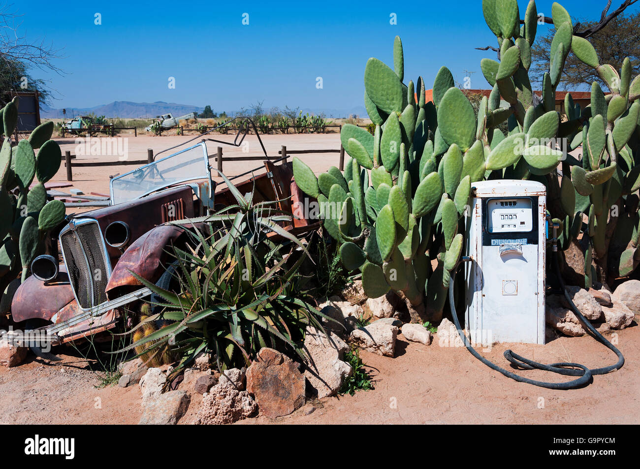 Une pompe d'essence abandonnés et vieille voiture en solitaire, la Namibie Banque D'Images