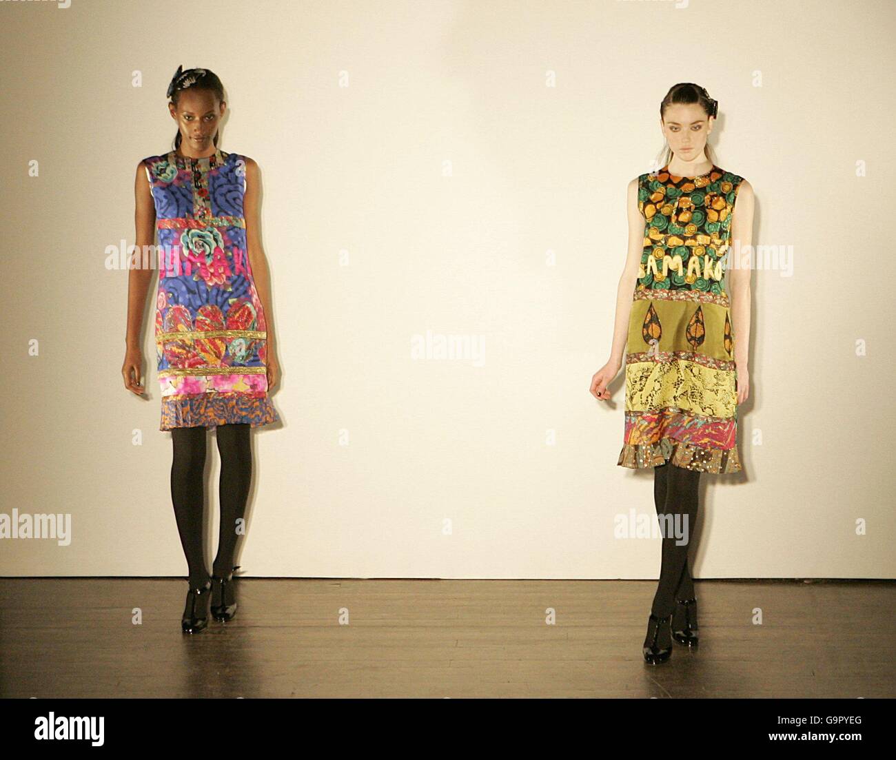 Les modèles portent des créations du designer Duro Olowu au Conway Hall, place du Lion Rouge, WC1. Banque D'Images