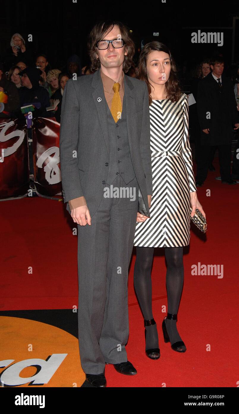 Jarvis Cocker et sa femme Camille Bidault Waddington arrivent pour les BRIT Awards 2007, à Earls court, dans le centre de Londres. APPUYEZ SUR ASSOCIATION photo. Date de la photo: Mercredi 14 février 2007. Le crédit photo devrait se lire comme suit : Ian West/PA Banque D'Images