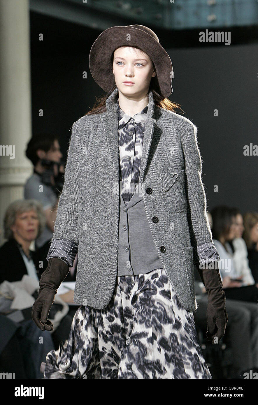 Un modèle porte une création de Nicole Farhi lors de son exposition de collection automne hiver 2007 de la London Fashion week au Royal Opera House de Covent Garden, dans le centre de Londres. Banque D'Images