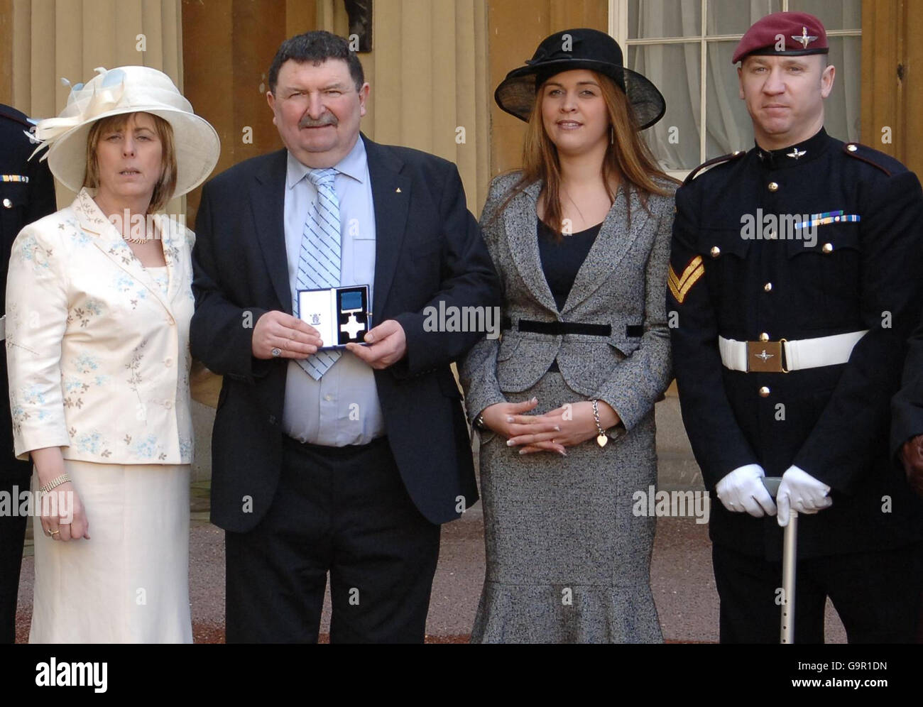 La famille du caporal Mark Wright (de gauche à droite) sa mère Gem, son père Bobby et son fiancé Gillian se tiennent avec le caporal Stuart Pearson, dont la vie a été sauvée par le caporal Wright avant qu'il ne soit tué, après avoir été présenté à titre posthume George Cross par la reine Elizabeth II de Grande-Bretagne au palais de Buckingham. Banque D'Images