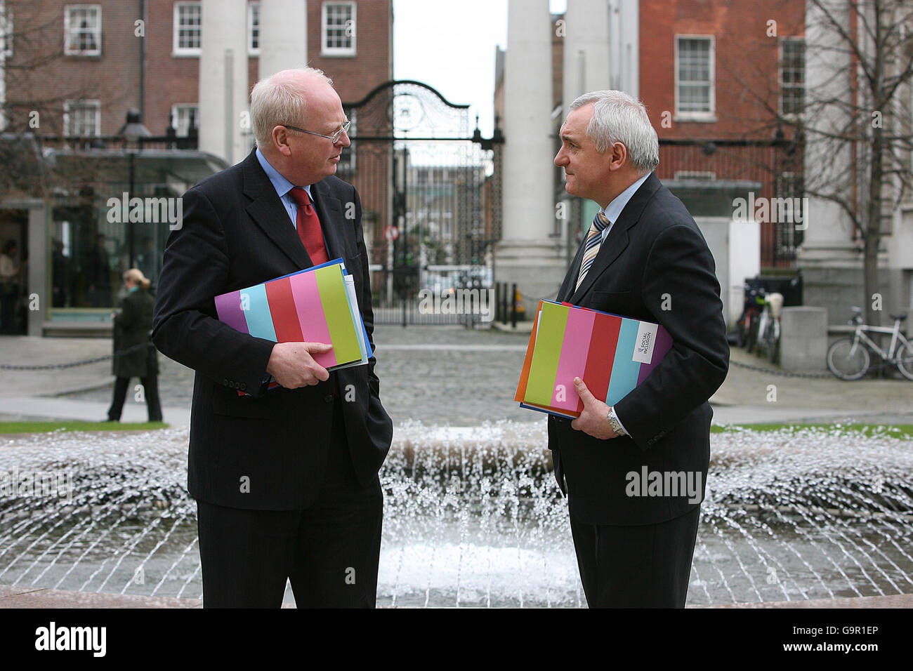 (De gauche à droite) Tainaiste Michael McDowell TD et Taoiseach Bertie Ahern TD à l'extérieur des bâtiments gouvernementaux, à Dublin, où le Plan d'action national pour l'inclusion sociale - bâtir une société inclusive, a été lancé aujourd'hui. Banque D'Images
