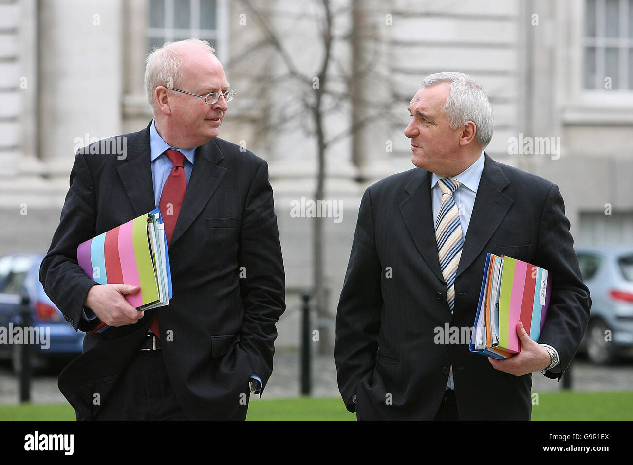 (De gauche à droite) Tainaiste Michael McDowell TD et Taoiseach Bertie Ahern TD à l'extérieur des bâtiments gouvernementaux, à Dublin, où le Plan d'action national pour l'inclusion sociale - bâtir une société inclusive, a été lancé aujourd'hui. Banque D'Images
