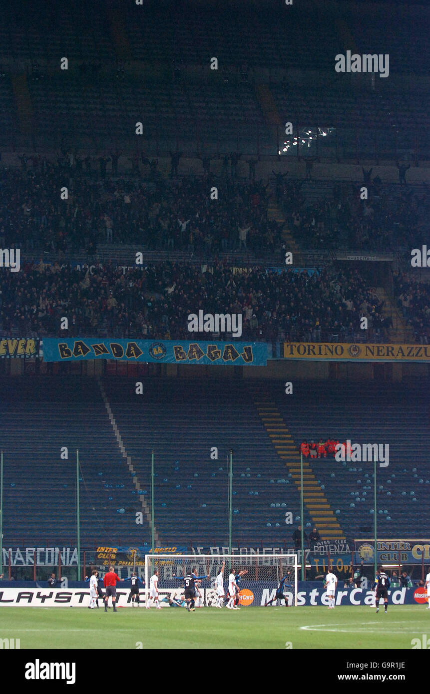 Football - Ligue des Champions - premier Round Knockout - Première partie - l'Inter Milan v Valence - Giuseppe Meazza Banque D'Images