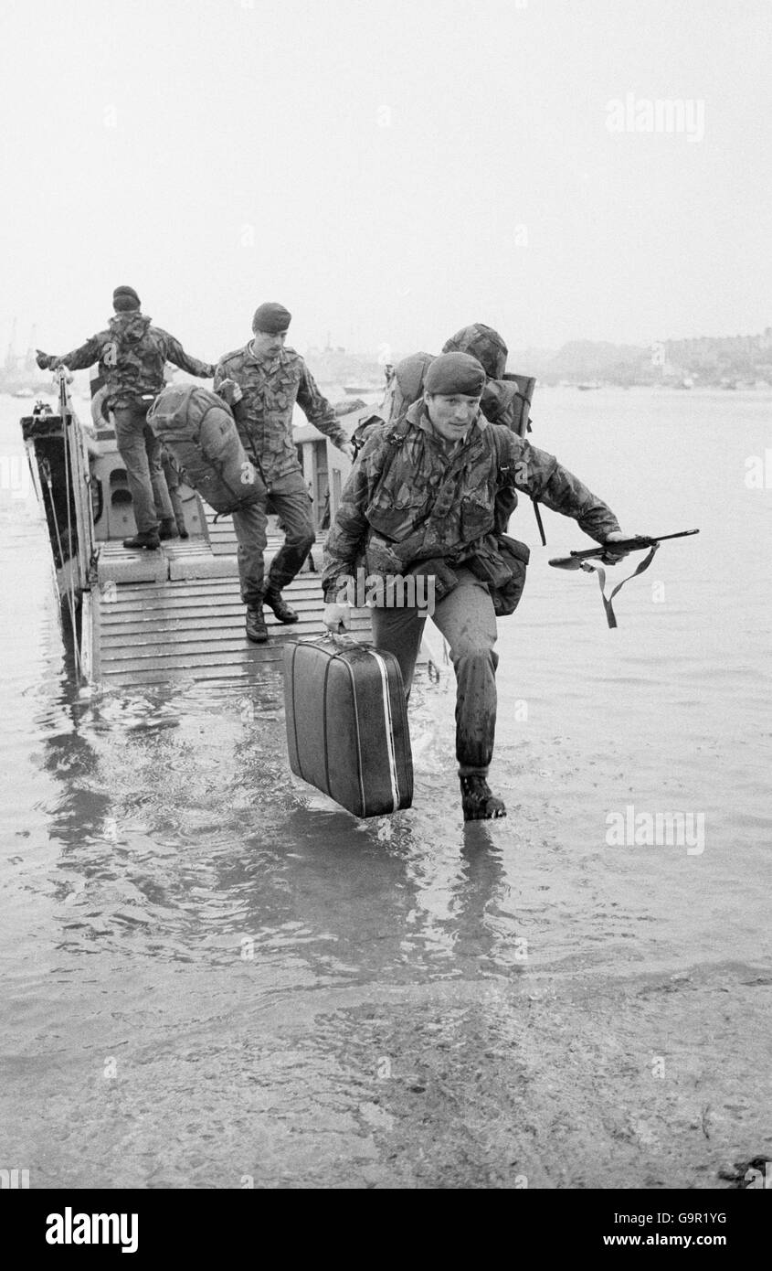 Venant à terre d'un engin d'atterrissage à la RAF Mountbatten, Plymouth, des troupes du 29 Commando Royal Artillay , qui rentrent du conflit des Falklands à bord du HMS Intrepid arrivant à Plymouth Sound. Banque D'Images